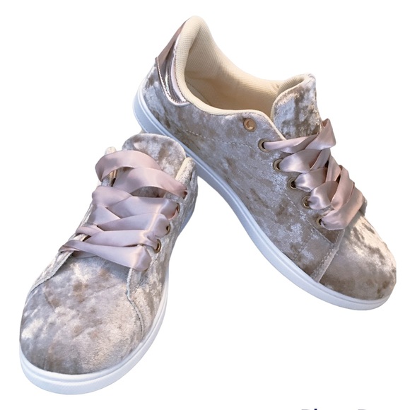 Soho Girls Shoes - nwot Soho Girls Crushed Velvet Tennis Shoe Sneaker Satin Laces Pink Rose Gold 7